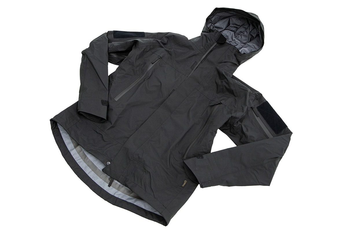 carinthia-kurtka-prg-2.0-czarna-ergonomiczna-konstrukcja